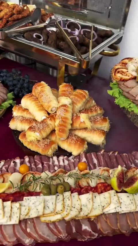 Kadar iz Voilà videa: kroasani, mini burgeri i plate na švedskom stolu
