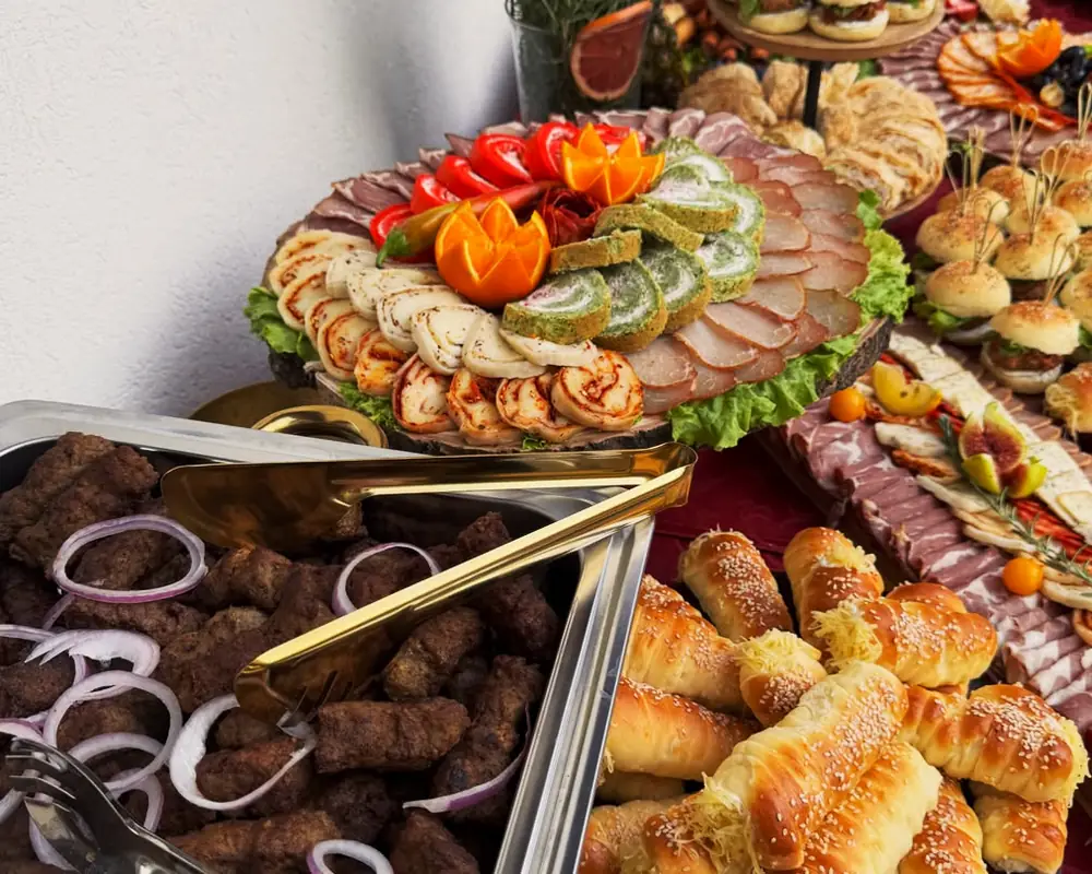 Roštilj u rešou na Voilà švedskom stolu