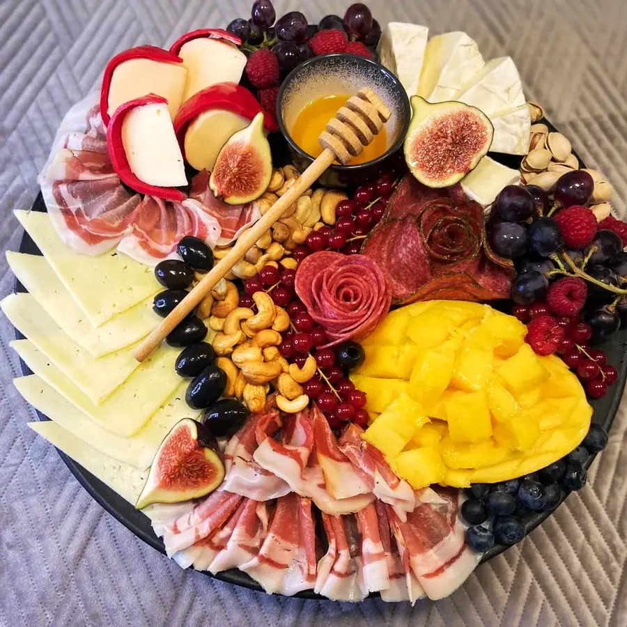Premium Mix plata sa sirevima, pršutom, smokvama i medom, pogled odozgo