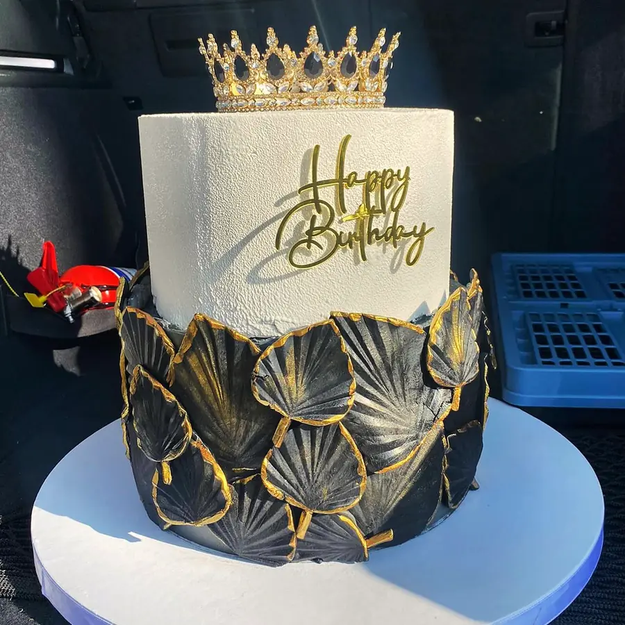 Crno-zlatna torta sa krunom i natpisom Happy Birthday
